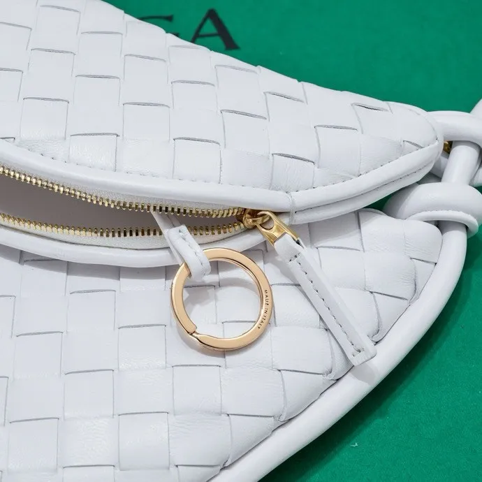 Batch 1860 Bv Shu Qi's same "Gemelli" twin bag 👇 Locked in advance 24 years of hot style 💕 Gemelli is paired with two half-moon shaped bags, matched with the brand's iconic intrecciato woven sheepskin, equipped with a detachable tubular handle, which can be used as a clutch, on the shoulder or by flipping the small crescent moon as a handle, or as a long shoulder strap 🉑️ crossbody The dual design has a personalized yet charming attitude, and the eye-catching visual impact brings an elegant and fashionable feeling. It is a bag worth buying💥 Size: 36x25x10, Model: 4281#